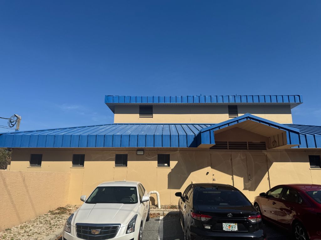 Williamsburg Veterinary Clinic rear elevation — blue painted metal roof before sandblasting work